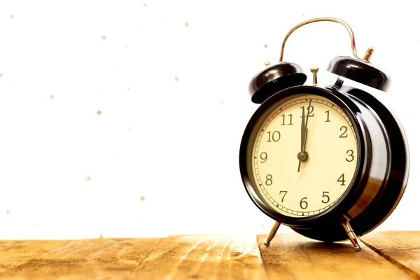 Relógio Preto Uma Mesa Madeira Velha Marcando Doze Horas — Fotografia de Stock