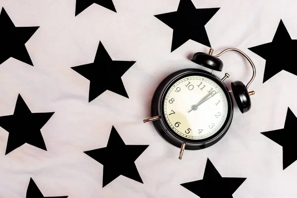 Relógio Alarme Preto Marcando Doze Horas Fundo Branco Com Estrelas — Fotografia de Stock