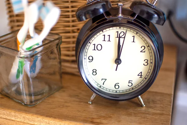 Concepto Tiempo Higiene Dental Reloj Despertador Negro Baño Junto Cepillos — Foto de Stock