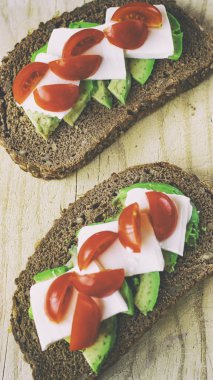 Dilim ekmek avokado taze peynir ve domates ile