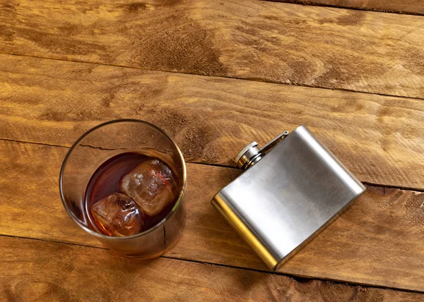 Conceptul Alcoolic Sticlă Whisky Gheață Lângă Balon Lichior — Fotografie, imagine de stoc