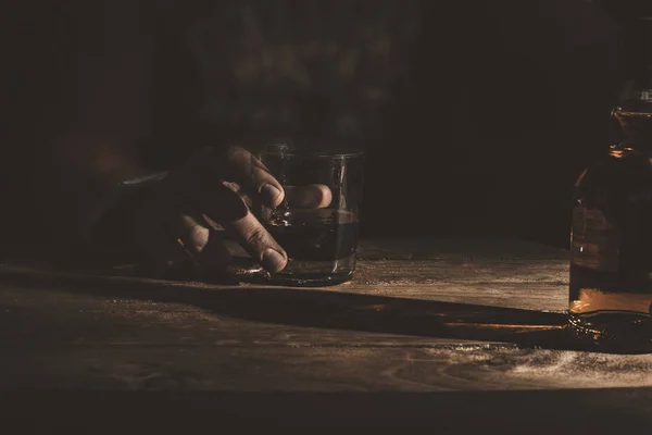Alkoholismus Konzept Hand Über Ein Glas Whisky Schatten — Stockfoto