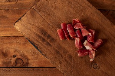Serrano ham yongaları üzerinde eski ahşap bir plaka üzerinde.