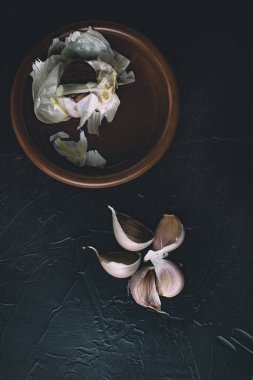 Siyah bir vintage zemin üzerine sarımsak karanfil.