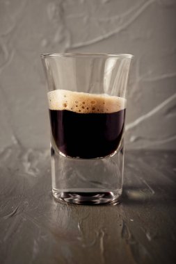 Cam doygunluğu azaltılmış çevre ile kahve kahve olarak ana nedeni ile.