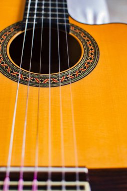 Zenithal açıdan iplerle tipik İspanyol gitar.