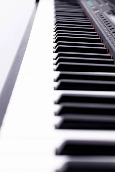 グランド ピアノの古典的な黒と白のピアノの鍵盤 — ストック写真