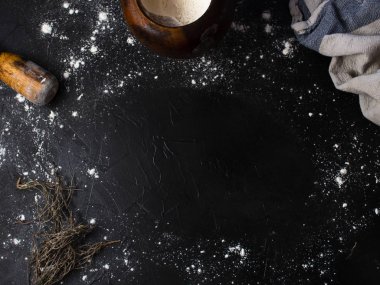 Un, curlers ve bezler bir rustik ahşap gibi fırın mutfak eşyaları.