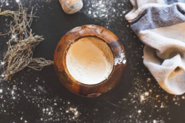 Un, curlers ve bezler bir rustik ahşap gibi fırın mutfak eşyaları.