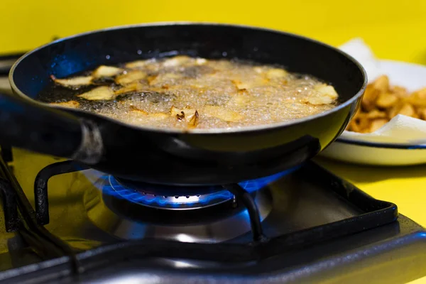 Memasak Omelet Kentang Spanyol Dalam Panci Dengan Minyak — Stok Foto