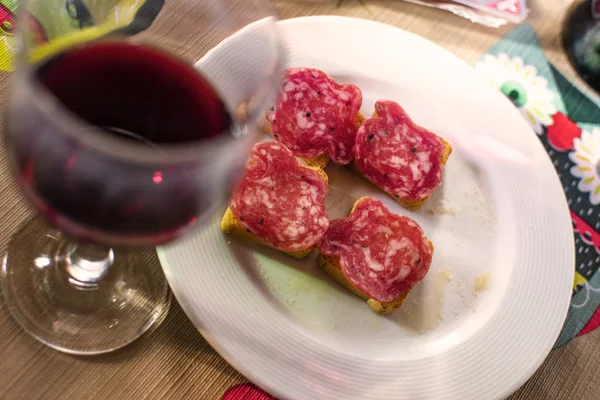 Bir kadeh şarap tablo ile Katalonya gelen Acılı sosis tipik tapa.