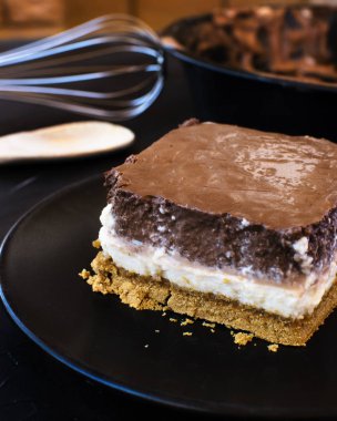 Üç çikolata lezzetli pasta oluşur.