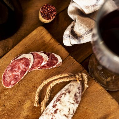 Ahşap mutfak masasında bir fuet (tipik Katalan sosis ile)