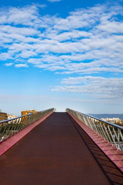 Kırmızı asma köprü mavi gökyüzü ile.