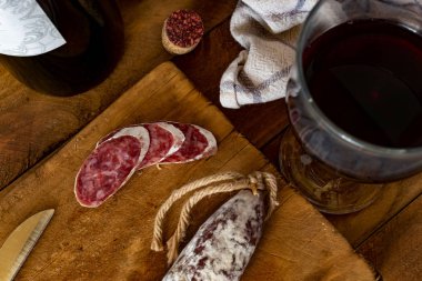 Ahşap mutfak masasında bir fuet (tipik Katalan sosis ile)