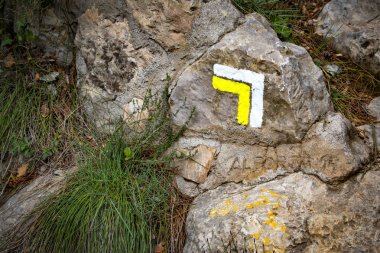 Yürüyüş veya dağ yürüyüşleri için kılavuz işareti.