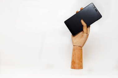 Tahta el siyah bir cep telefonu bağladı