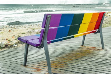 Gökkuşağı Lgbt gurur bayrağı ahşap bir bankta boyalı.