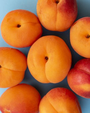 Bir çiçek şeklinde yerleştirilen kayısı seti