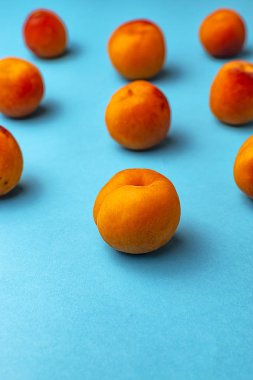 Mavi arka planlı kayısı simetrisi.