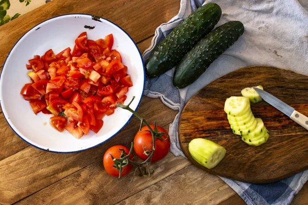 Vaří španělský Gazpacho. Příprava typické studené rajské polévky ze Španělska. — Stock fotografie