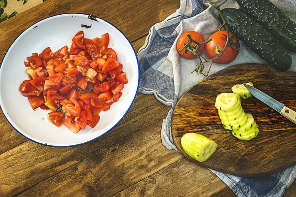 Cocinar gazpacho español. Preparación de la típica sopa de tomate frío de España . — Foto de Stock