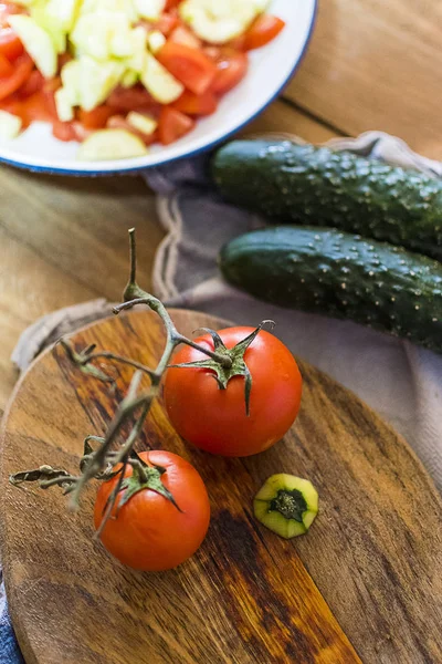 Cocinar gazpacho español. Preparación de la típica sopa de tomate frío de España . — Foto de Stock