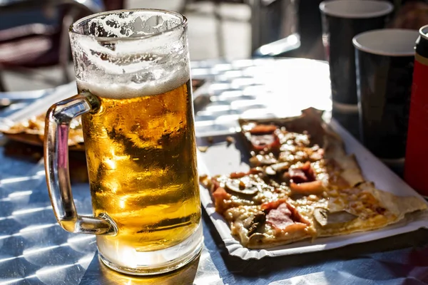 Gran tankard de cerveza en una terraza . — Foto de Stock