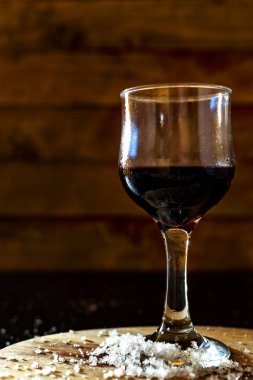 Rustik bir ortamda buzlu kırmızı şarap cam.