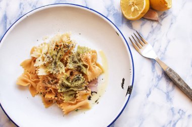 Akdeniz gıda konsepti. Taze makarna tabağı.