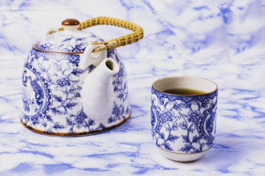 Çaydanlık ve çin mavi çin porselen çay fincan.