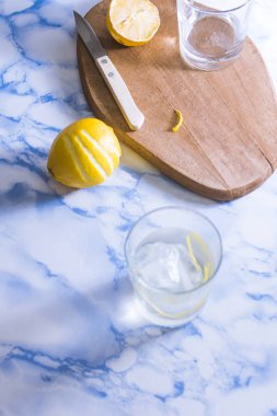 Buz ve limon ile bir bardak Gintonic kokteyl.