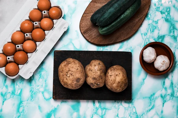 Ovo vejetaryenlik kavramı. Patates, salatalık ve yumurta gibi çiftliklerden gelen yiyecekler.