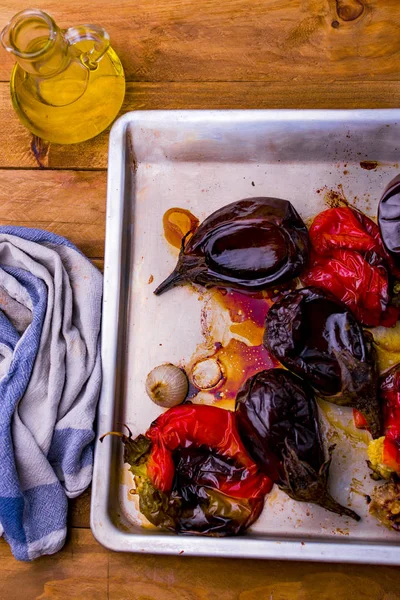 Concepto de dieta mediterránea. Bandeja para hornear con verduras para hacer escalivada .. — Foto de Stock