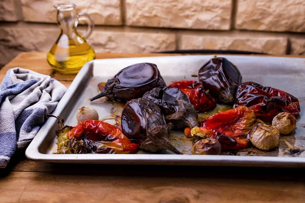 Comida del jardín cocida en el horno con aceite de oliva . — Foto de Stock