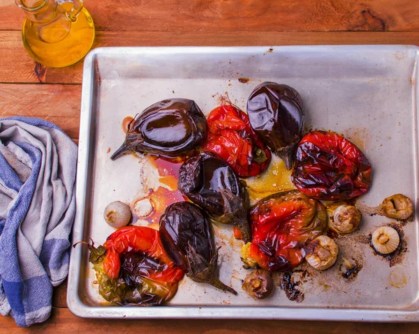 Concepto de dieta mediterránea. Bandeja para hornear con verduras para hacer escalivada .. — Foto de Stock