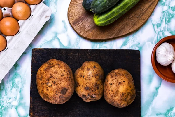 "Ovo vegetariánství pojetí." Potraviny z farem, jako jsou brambory, okurky a vejce. — Stock fotografie