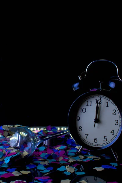 Relógio de alarme com confete. Conceito de festa até tarde . — Fotografia de Stock