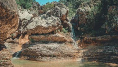 Güney İspanya 'da dağın ortasındaki doğal havuzlar
