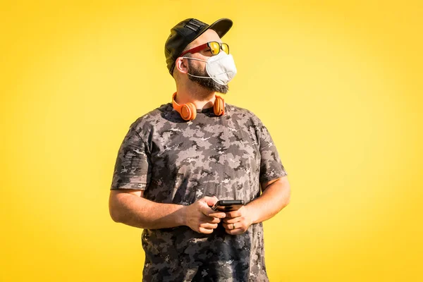 Curvy Man Cap Sunglasses Medical Mask Phone Yellow Background — Stock Photo, Image
