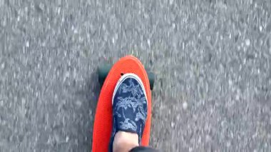  Turuncu kaykayla yolda kayak yapmak..