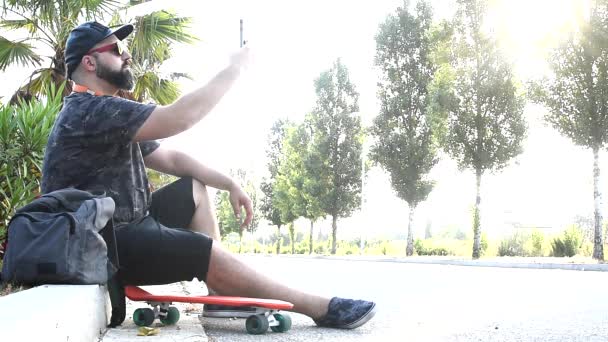 Homem Curvilíneo Tirando Uma Selfie Com Smartphone Sentado Com Sua — Vídeo de Stock