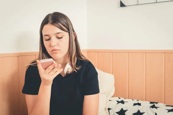 Teenager Sitting Her Bed Recording Audio Her Smartphone — Stock Photo, Image