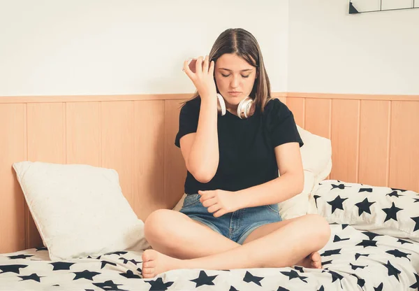 Teenager Sitting Her Bed Listening Audio Her Smartphone — Stock Photo, Image