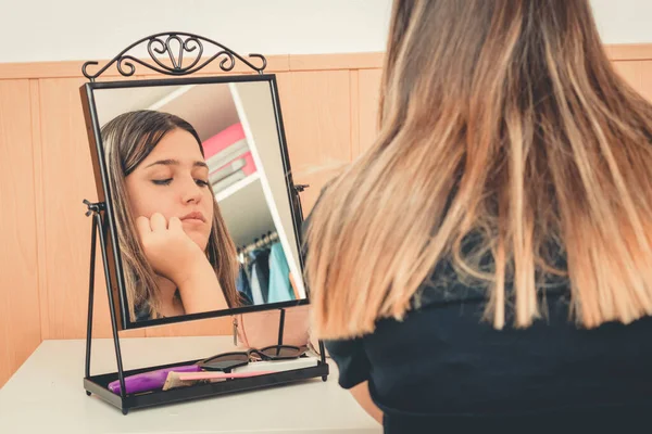 Reflektion Tonårings Ansikte Med Ett Pensivt Ansikte Reflekteras Spegeln — Stockfoto