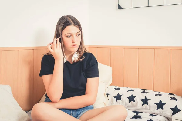 Teenager Sitting Her Bed Listening Audio Her Smartphone — Stock Photo, Image