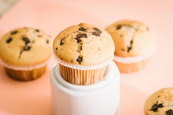 Gros Plan Cupcake Maison Avec Copeaux Chocolat Avec Fond Rose — Photo