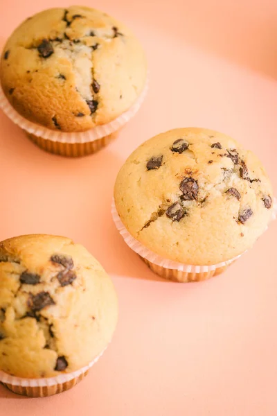 Groep Zelfgemaakte Muffins Met Stukjes Chocolade Roze Achtergrond — Stockfoto