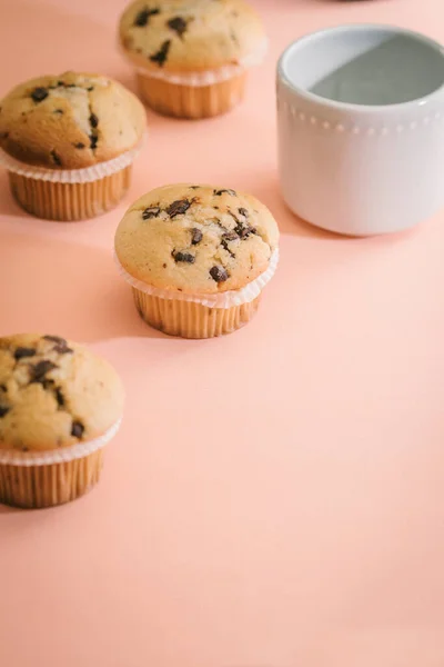 Σπιτικά Σοκολατένια Muffins Χώρο Αντιγραφής Ροζ Φόντο — Φωτογραφία Αρχείου