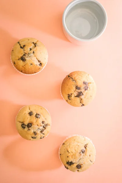 Groep Zelfgemaakte Muffins Met Stukjes Chocolade Roze Achtergrond — Stockfoto